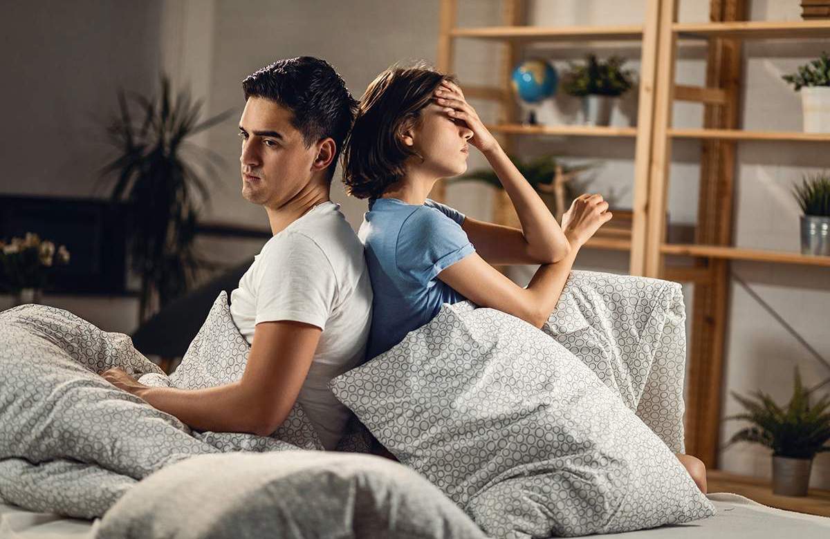 © Drazen - stock.adobe.com Im Bett sitzendes Paar voneinander weggedreht